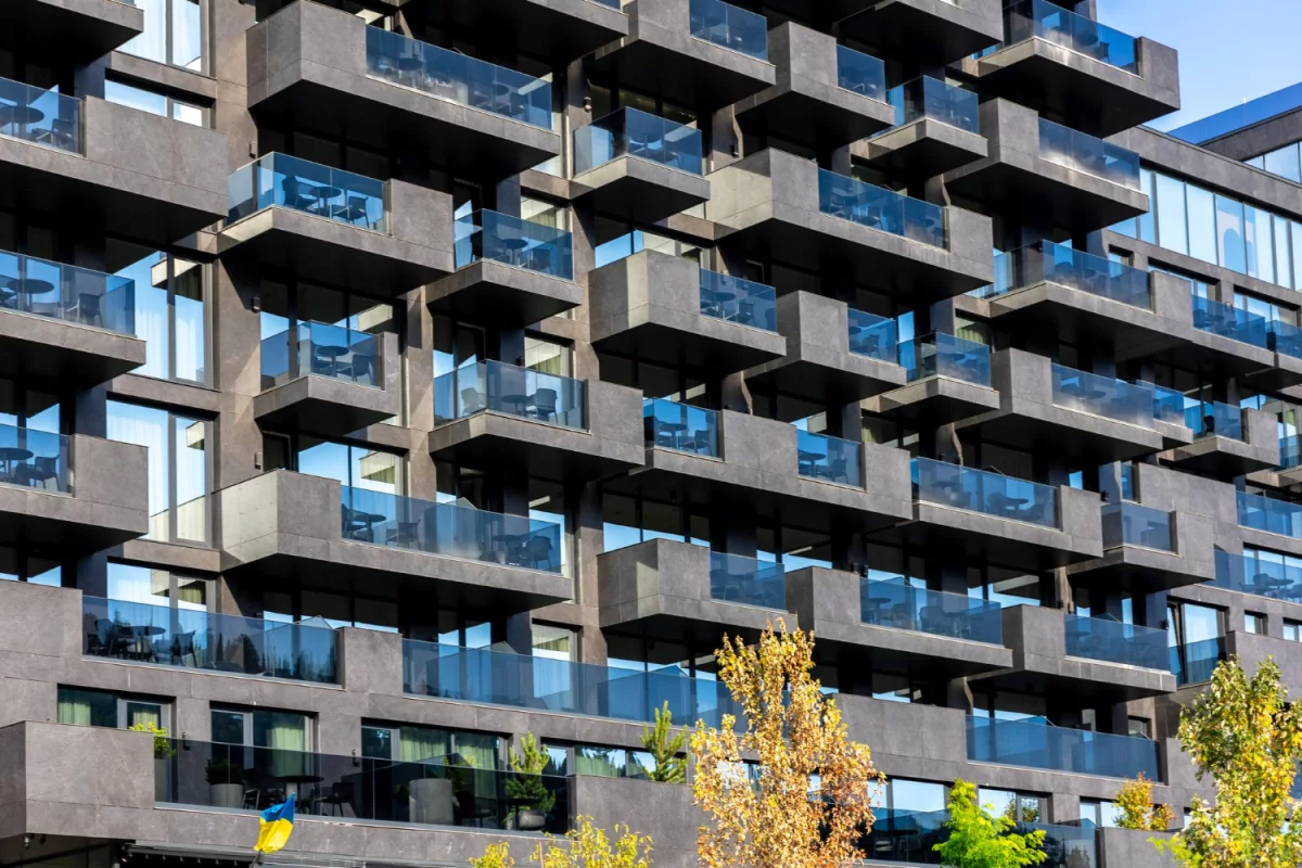 Czy lepiej budować nowocześniej w dzień czy w nocy?